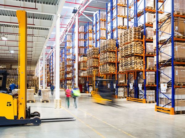 Magazijn met personeel